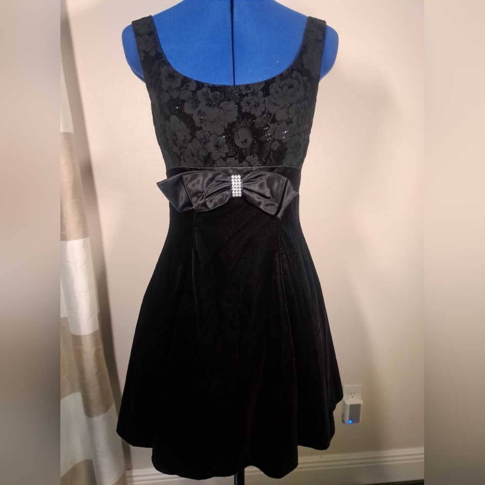 Preowned Up Beat Women Or Juniors Black Mini Dress Gown Size Small EUC No Flaws